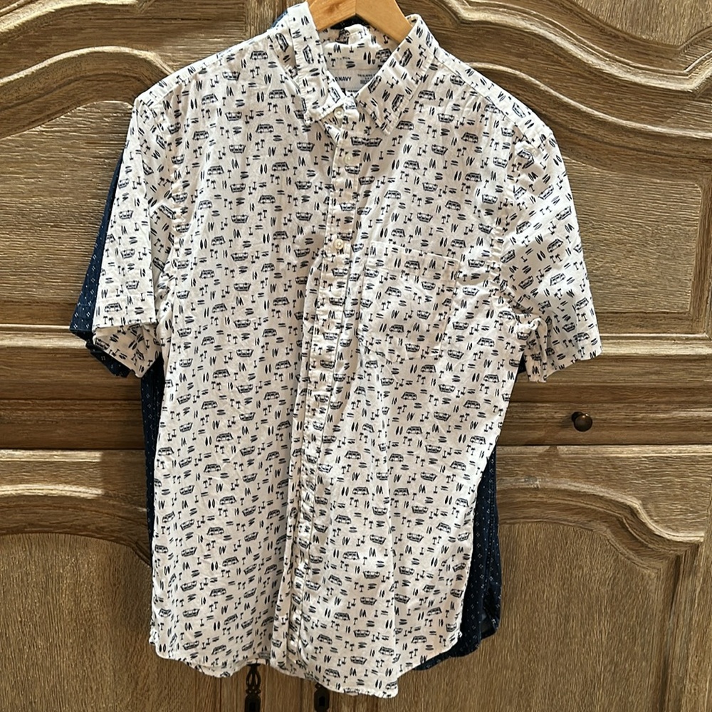 Old Navy- patterned short sleeve button down Men's shirts size M.